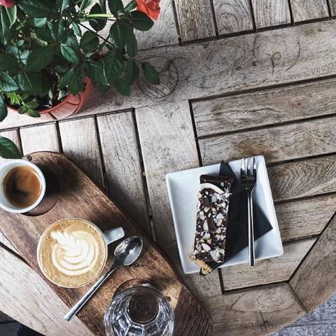 Outdoor seating at Coffee Aroma coffee shop in Lincoln